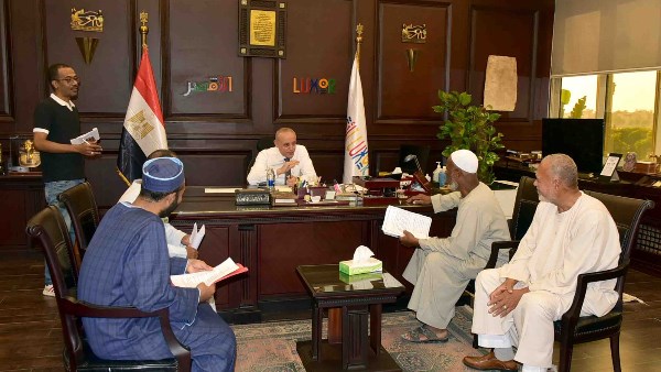 محافظ الأقصر يستقبل عددا من المواطنين للاستماع إلى مطالبهم وحل مشكلاتهم محافظ الأقصر يستقبل عددا من المواطنين للاستماع إلى مطالبهم وحل مشكلاتهم