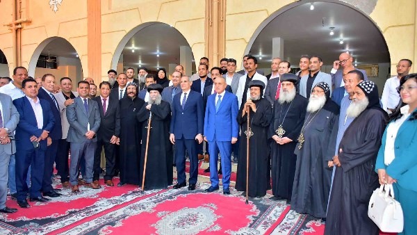 محافظ الأقصر والقيادات الأمنية يزورون دير مارجرجس بالرزيقات لتقديم التهنئة للإخوة الأقباط