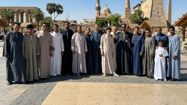 الأقصر تنتفض بالجلابية مبادرة شعبية تحول معبد الأقصر لكرنفال هوية ردًا على الدعوات المسيئة للزي الصعيدي