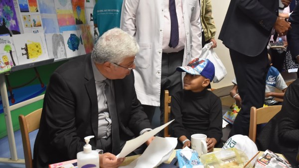 لحظة إنسانية بالأقصر.. وزير التعليم العالي يلتقي أطفال الأورام ويوجه رسالة دعم مؤثرة لحظة إنسانية بالأقصر.. وزير التعليم العالي يلتقي أطفال الأورام ويوجه رسالة دعم مؤثرة