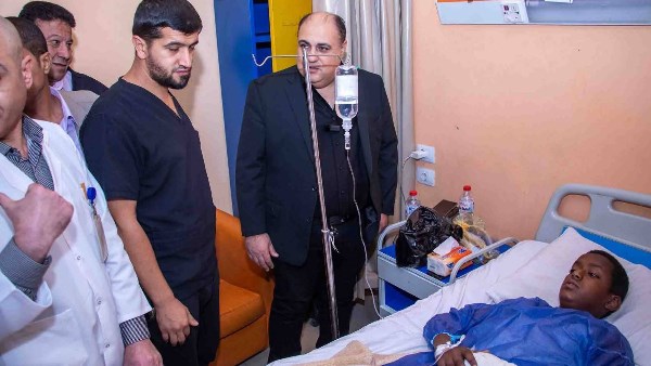 خالد اللبان يزور طلاب أسوان المصابين في حادث طريق إسنا للاطمئنان على حالتهم الصحية وتوفير الدعم الكامل لهم