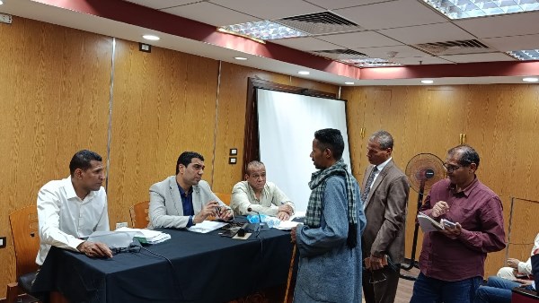 نائب محافظ الأقصر يعقد لقاء اليوم المفتوح للاستماع إلى شكاوى المواطنين