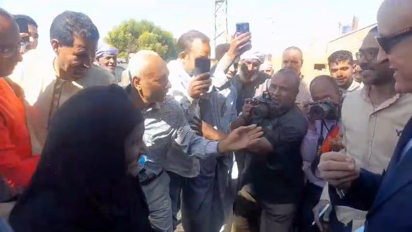 "مسنة تطلب من محافظ الأقصر إنشاء كوبري بقرية الطوناب والمحافظ يستجيب… وردّت الزغاريد فرحًا"