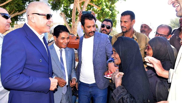 محافظ الأقصر يفتتح أعمال رصف طريق قرية الطوناب بإسنا وسط فرحة الأهالى