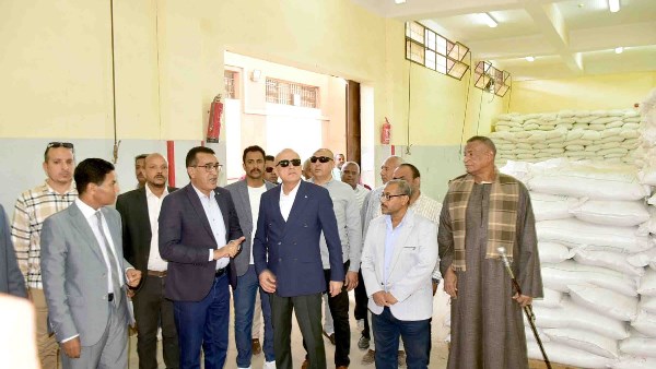 محافظ الأقصر يتفقد مخازن الشركة المصرية لتجارة الجملة بقطاع جنوب الأقصر في إسنا