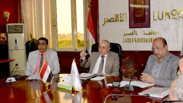 محافظ الأقصر يعقد المجلس التنفيذي رقم (5) ويوافق على تخصيص أراضٍ لإنشاء مدارس ومحطة مياه