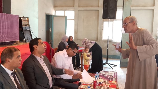 نائب محافظ الأقصر يبحث 33 طلباً وشكوى خلال لقاء المواطنين بمدينة أرمنت