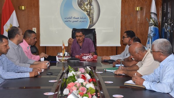 رئيس مياه الأقصر ببحث تعزيز إجراءات السلامة ويراجع موقف مشروعات الشرب والصرف الصحى