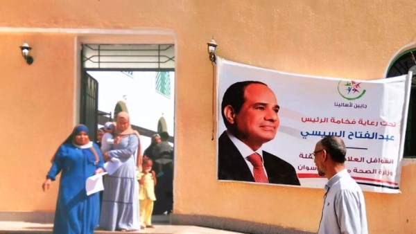 فى أسوان.. توقيع الكشف الطبى المجانى لـ1382مواطن ومواطنة بمدينة أبوسمبل السياحية فى أسوان.. توقيع الكشف الطبى المجانى لـ1382مواطن ومواطنة بمدينة أبوسمبل السياحية