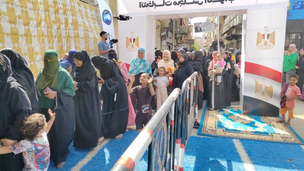 مشاهد مضيئة.. لهو ولعب للأطفال أمام لجان الإنتخابات فى أسوان.. صور مشاهد مضيئة.. لهو ولعب للأطفال أمام لجان الإنتخابات فى أسوان.. صور