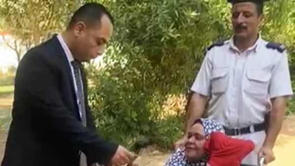 مشهد إنسانى فى أسوان.. قاضٍ يساعد مسنة للإدلاء بصوتها فى انتخابات مجلس النواب مشهد إنسانى فى أسوان.. قاضٍ يساعد مسنة للإدلاء بصوتها فى انتخابات مجلس النواب