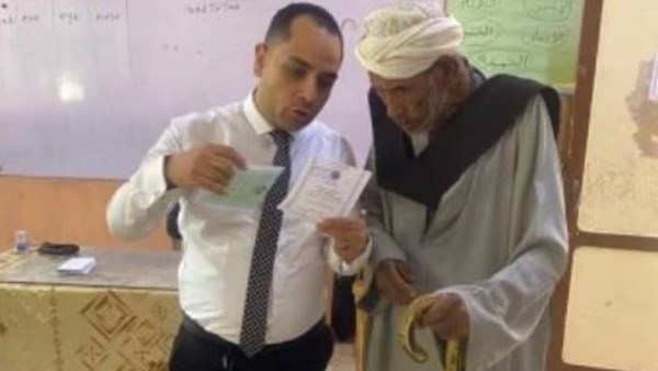 مشاهد مضيئة بانتخابات أسوان.. قاض يساعد مسنا على الإدلاء بصوته مشاهد مضيئة بانتخابات أسوان.. قاض يساعد مسنا على الإدلاء بصوته
