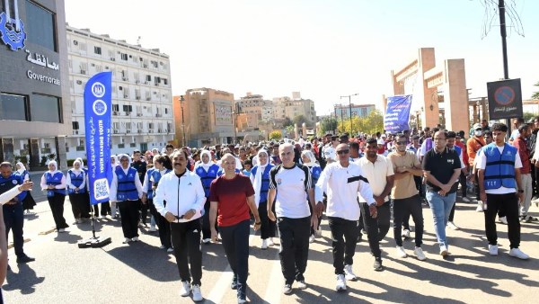 أخبار أسوان: إطلاق ماراثون للمشي.. والمحافظ يتابع لحالة الصحية لمصابي حادث طلاب مهرجان الإسماعيلية بالطريق الصحراوي