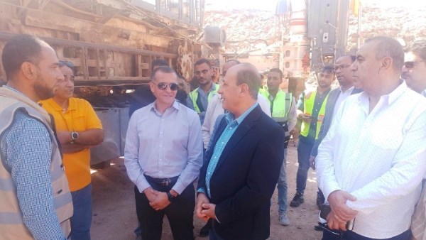 نائب محافظ أسوان ورئيس الجهاز المركزى للتعمير فى جولة لمتابعة معدلات الإنجاز بمشروعات الطرق نائب محافظ أسوان ورئيس الجهاز المركزى للتعمير فى جولة لمتابعة معدلات الإنجاز بمشروعات الطرق