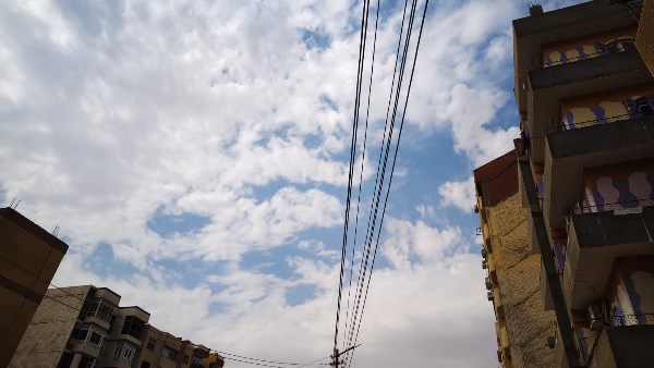 السماء ملبده بالغيوم