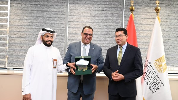 وزير الشباب والرياضة يلتقي وفد سعودي