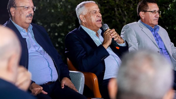 رئيس سموحة يتفقد النادي ويستمع لشكاوى الأعضاء رئيس سموحة يتفقد النادي ويستمع لشكاوى الأعضاء