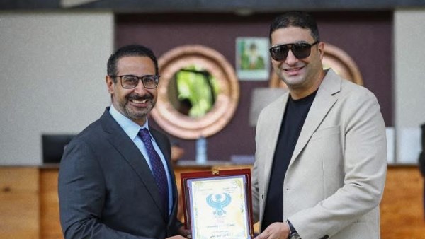 يُهدي درع النادي لمسئولي السفارة المصرية بزامبيا