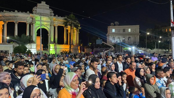 الإسكندرانية يتابعون فعاليات افتتاح المتحف المصري الكبير