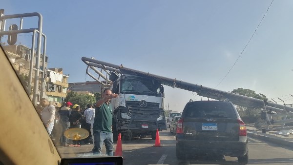 سثوط إشارة مرور على سيارة تقل بالاسكندرية