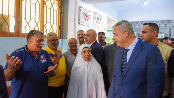 محافظ الاسكندرية داخل إحدى المدارس