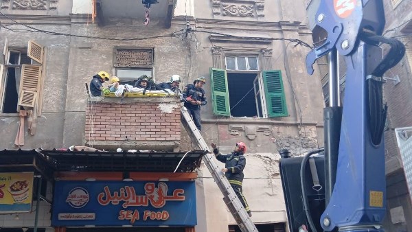 انهيار عقار من الداخل بالإسكندرية 