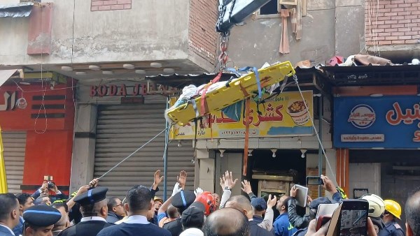 لحظة إنقاذ مسنة من داخل العقار المنهار