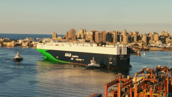 اكبر ناقلة سيارات في العالم 