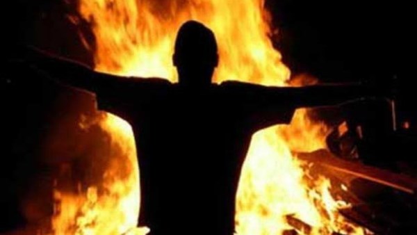 شاب يشعل النيران في نفسه بالورديان