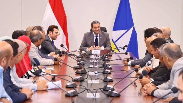 محافظ دمياط يعقد اجتماعًا موسعًا لدعم الأندية الرياضية وتعزيز الاستثمار الرياضي بالمحافظة