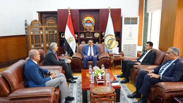 فظ مطروح خلال اللقاء ومدير صندوق مكتبات مصر