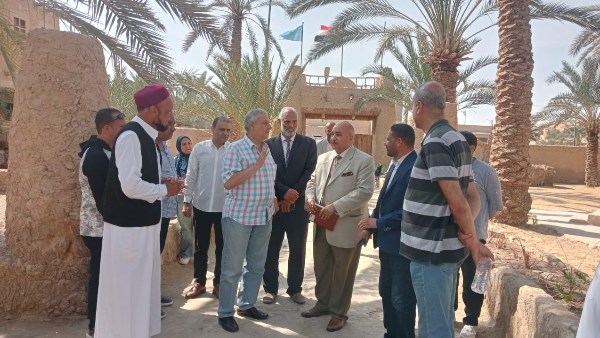 السفير رضا خلال تفقد المكتبة