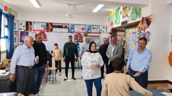 مدير تعليم  مطروح خلال الجولة بالمدارس