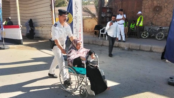 مساعدة كبار السن للادلاء باصواتهم 