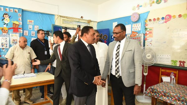 محافظ مطروح خلال تفقد اللجان الانتخابية 