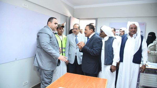 محافظ مطروح خلال تفقد اللجان الانتخابية 