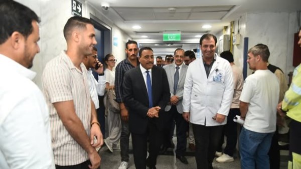 محافظ مطروح خلال الجولة على المستشفى