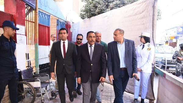 محافظ مطروح خلال تفقد اللجان الانتخابية 