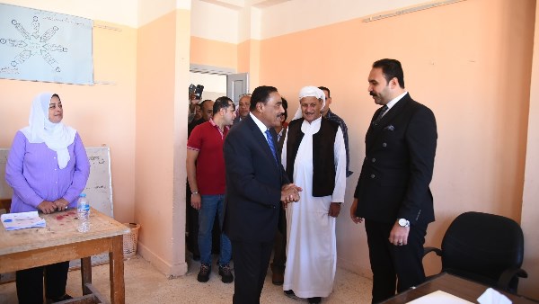 محافظ مطروح يتفقد اللجان الانتخابية 