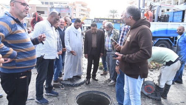 محافظ مطروح خلال  متابعة سحب مياة الأمطار من الشوارع 