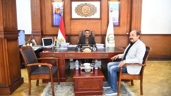 محافظ مطروح خلال استقابل رئيس مدينة سيوة 