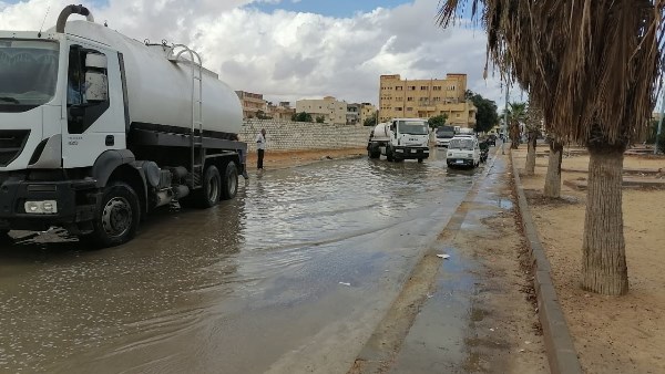 رفع مياه الأمطار من الشوارع بمطروح 