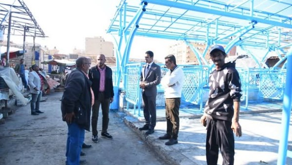 نائب المحافظ خلال تفقد السوق 