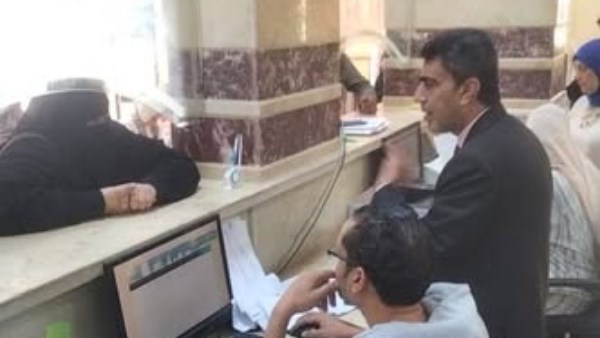 رئيس المدينة خلال تفقد المركز التكنولوجى