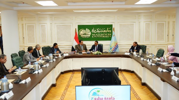 محافظ مطروح خلال الاجتماع 