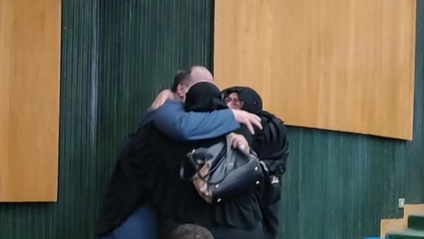 لحظة احتفال أسرة لفوزها بحج قرعة 2026