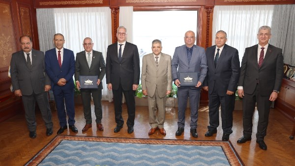  وزير البترول وأسامة ربيع