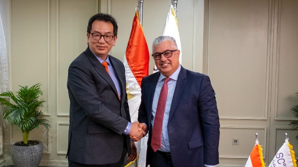 رئيس اقتصادية قناة السويس يوقع عقد مشروع "إتش أند إل" الكورية للملابس الجاهزة