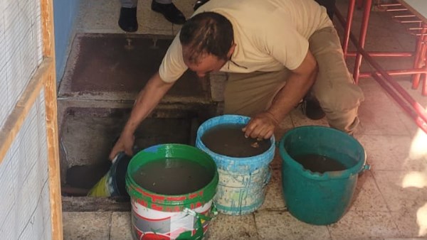 عقب تسريب مفاجئ فى مواسير الصرف وكيل تعليم بورسعيد  يتفقد أعمال الصيانة بمدرسة الشهيد أسامة عبد الرحمن