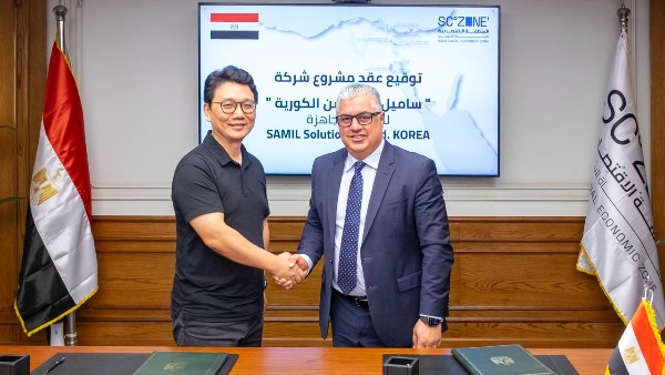رئيس اقتصادية قناة السويس يوقّع عقد "ساميل سولوشن" لصناعة الملابس الجاهزة 
